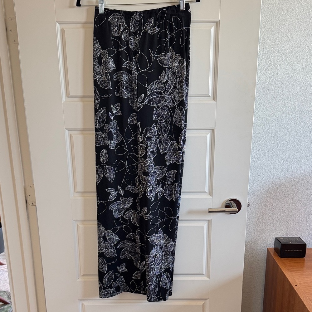 Draper’s & Damons Floral Black and White Women's Wide-leg Pants